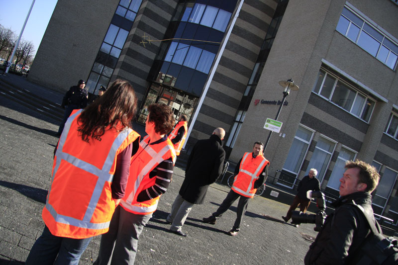 Door een bommelding moesten 1200 ambtenaren in het Stadskantoor evacueren. Loos alarm, bleek een uur later. foto Erik Eggens